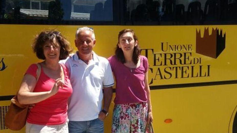 Egidio saluta tutti: dopo 35 anni scende dallo scuolabus e Castelvetro gli fa festa
