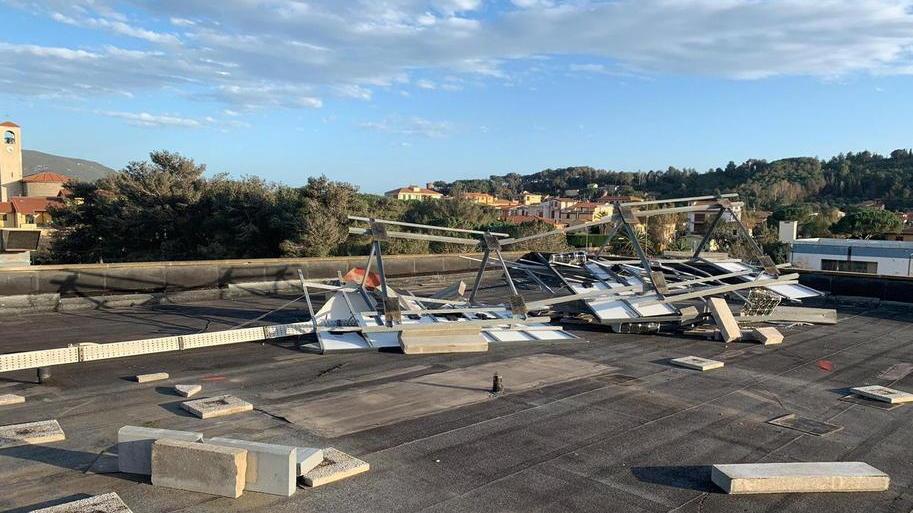 Pannelli solari sradicati dal tetto della scuola Giusti