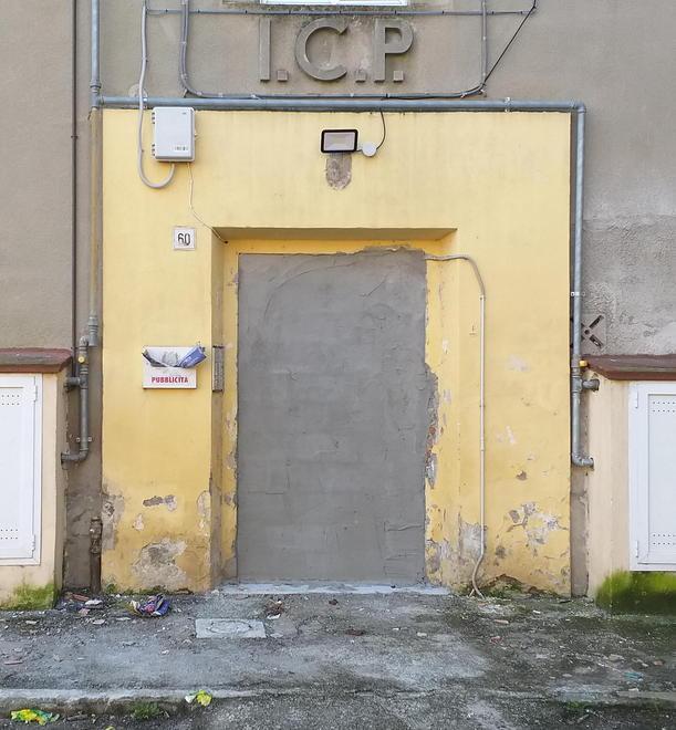 Murati col cemento i portoni dei palazzi svuotati alla Chiccaia 