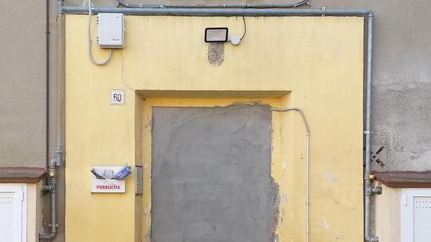 Murati col cemento i portoni dei palazzi svuotati alla Chiccaia