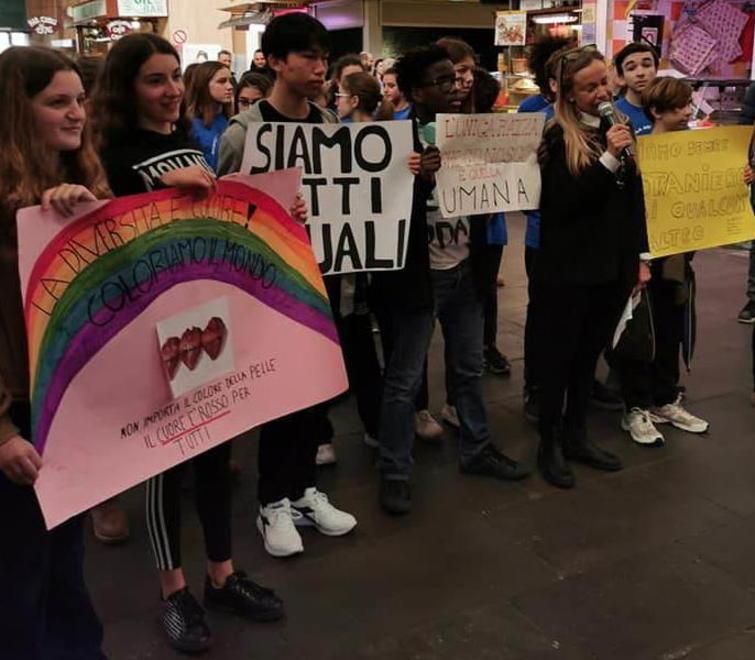 Flash mob contro il razzismo e con la musica di Jovanotti i ragazzi ballano al Mercato 