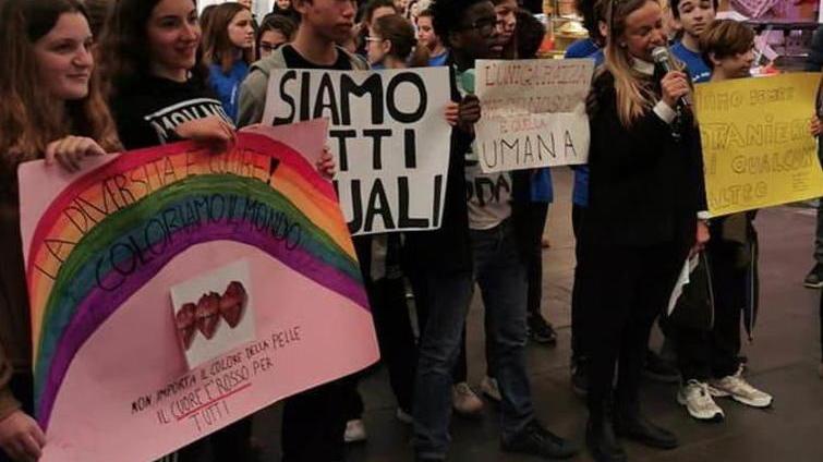 Flash mob contro il razzismo e con la musica di Jovanotti i ragazzi ballano al Mercato
