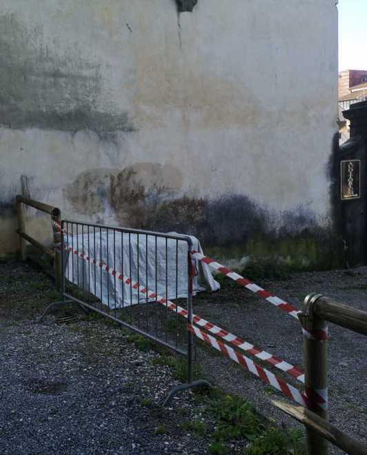 Un altro sfregio a Parco Corsini staccionata distrutta dai vandali 