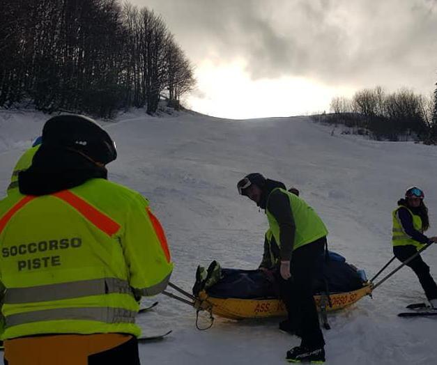 Scivola fuori pista e sbatte su un faggio grave una sciatrice 
