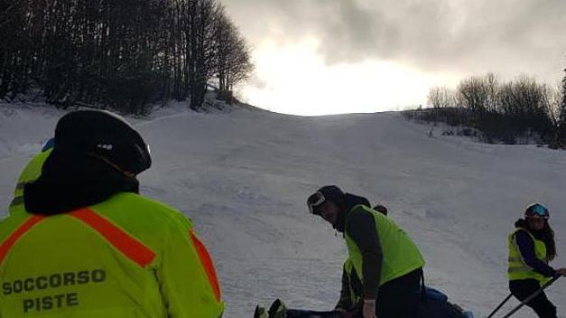 Scivola fuori pista e sbatte su un faggio grave una sciatrice