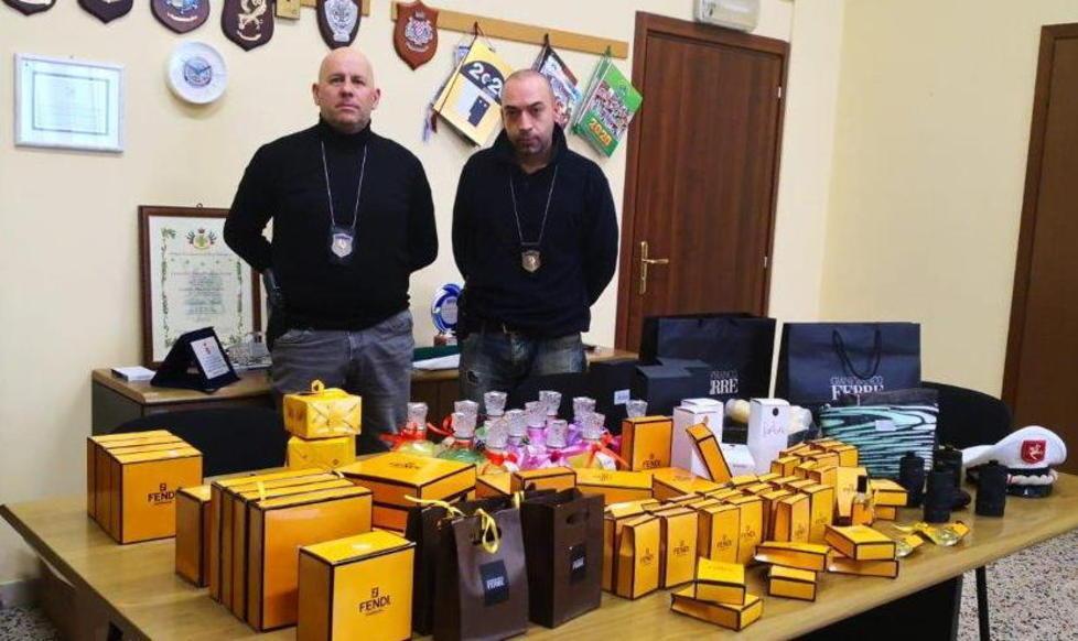 Con merce contraffatta al mercato settimanale: denunciato ambulante