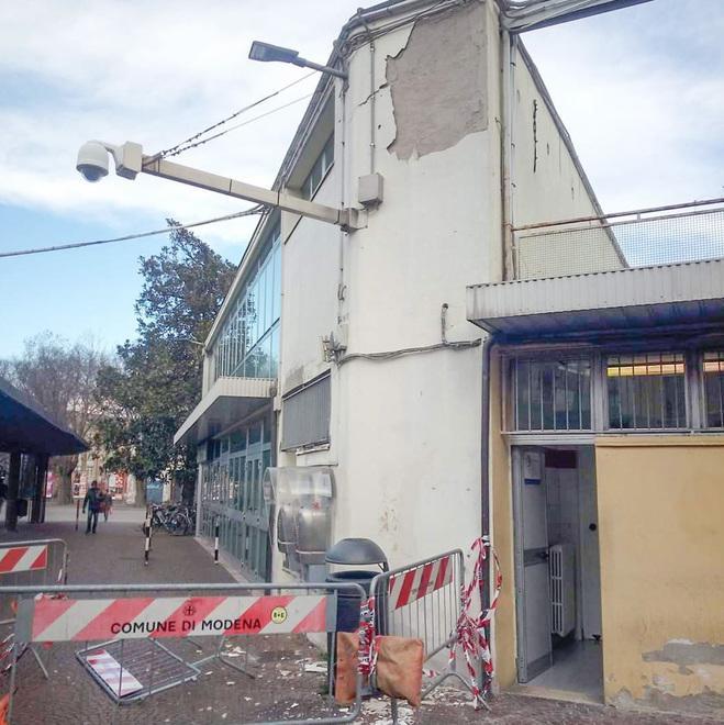 Piovono calcinacci alla stazione delle corriere