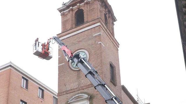 Gru all’opera per i lavori alla Torre dell’Orologio