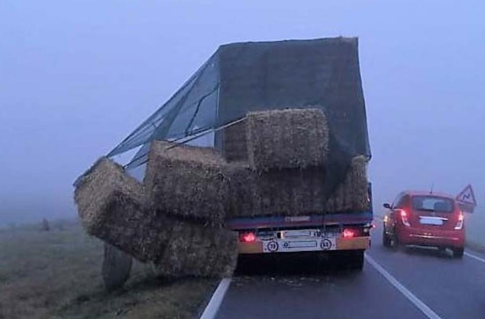 Camion perde balle di paglia