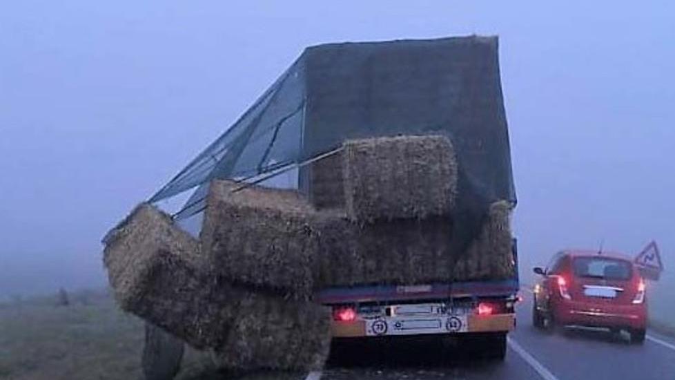 Camion perde balle di paglia
