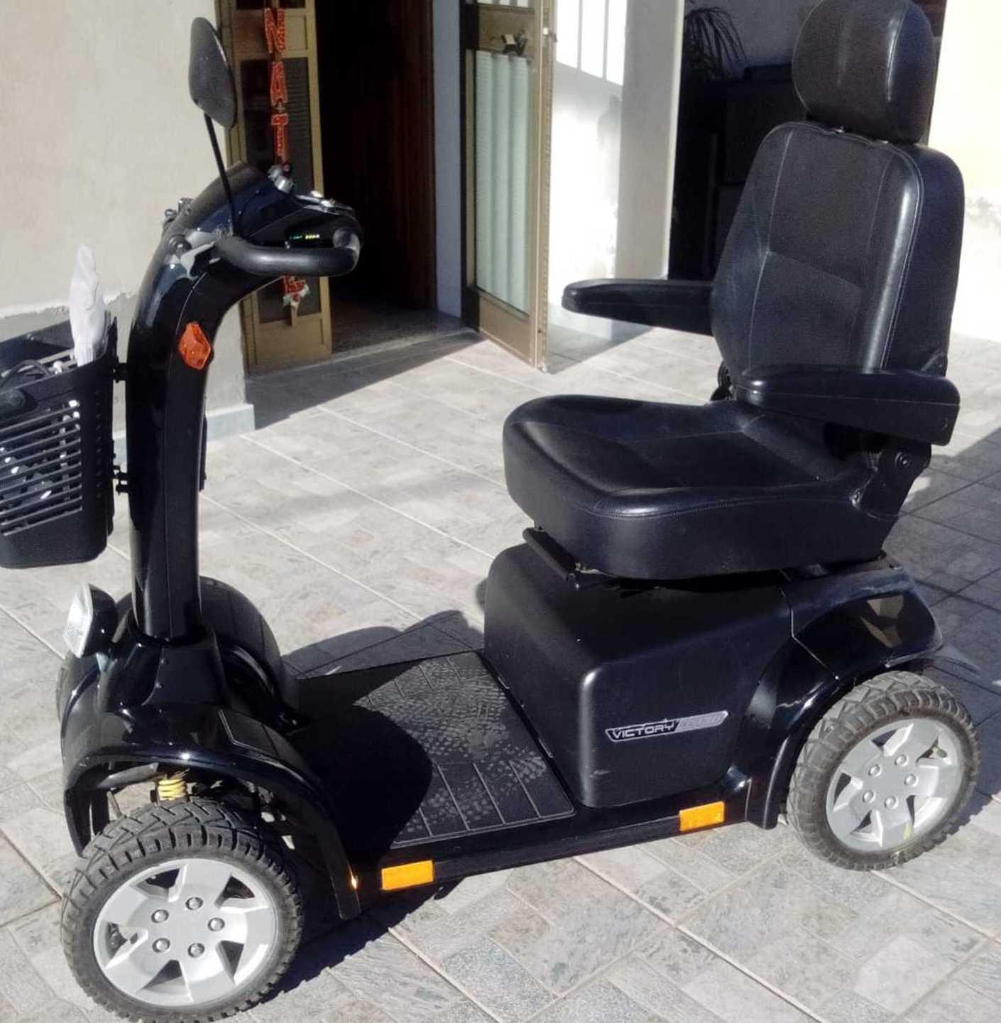 Carrozzina vecchia e guasta assegnata a un disabile