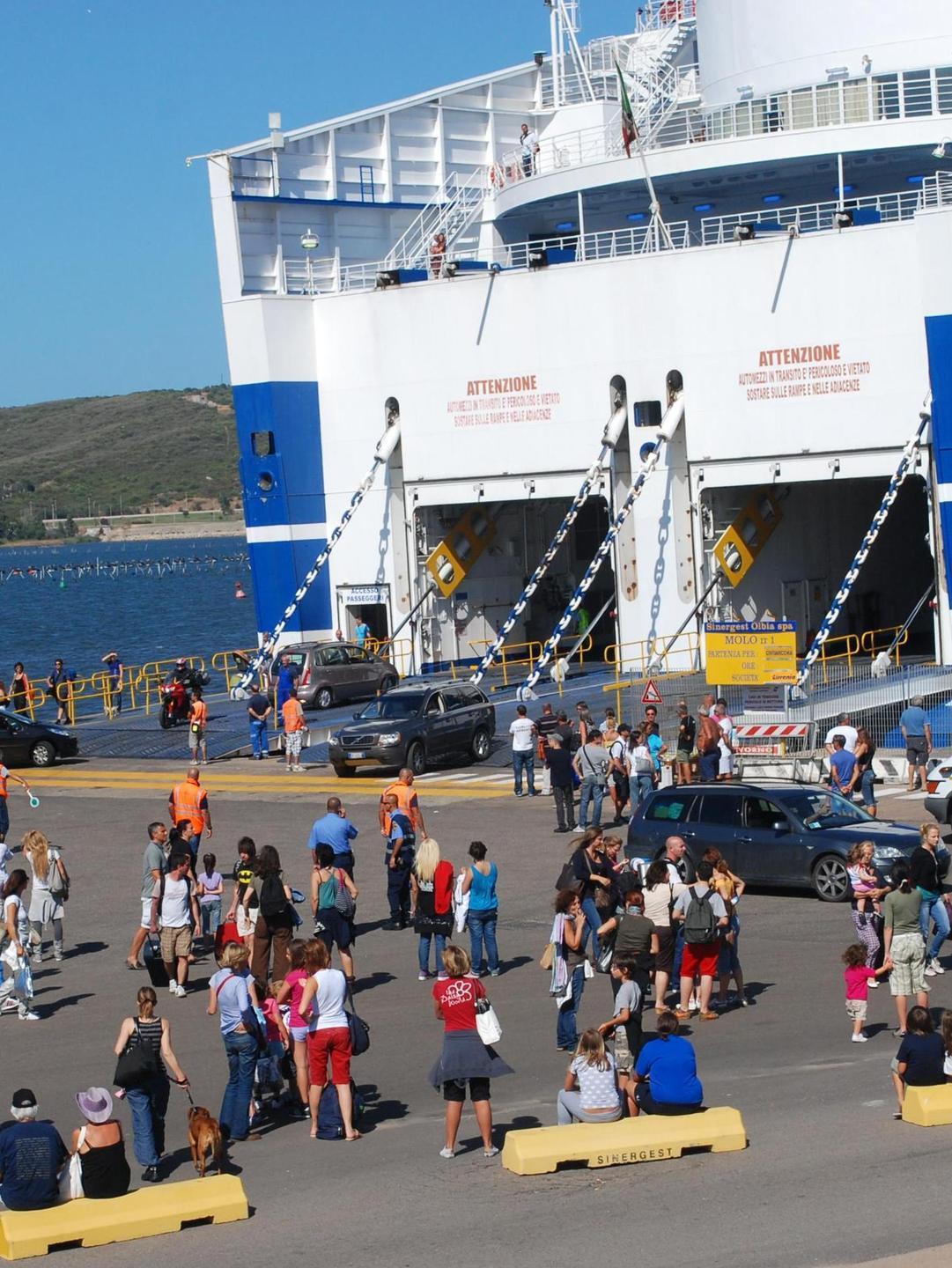 Troppo vento, il traghetto non può attraccare 