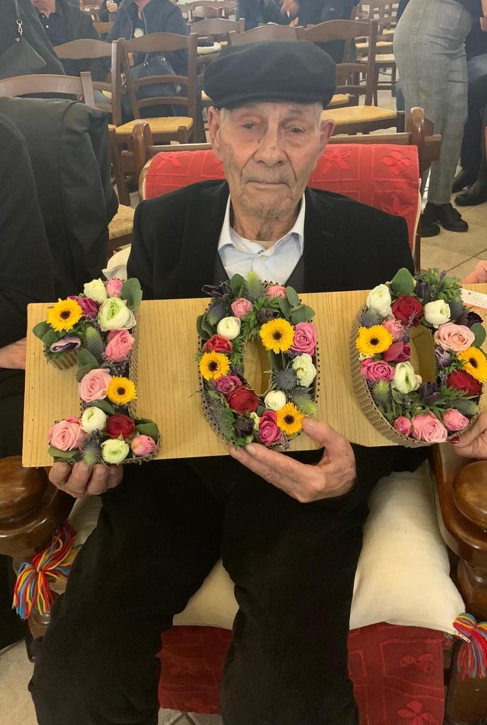 Festa grande per i 100 anni del nonnino Maureddu Piras