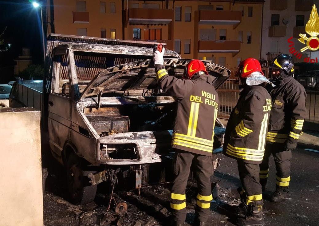 A fuoco un furgone, indagini dei carabinieri 