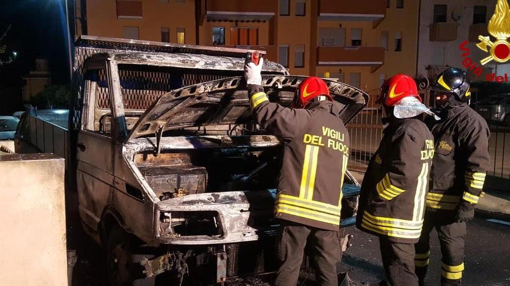 A fuoco un furgone, indagini dei carabinieri 