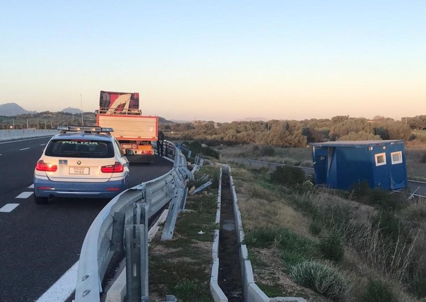 Mare in tempesta e decine di interventi dei vigili del fuoco