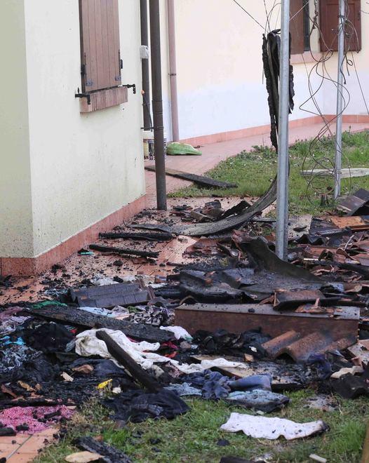 Il tetto di una abitazione distrutto da un incendio 