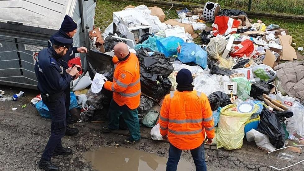 Cento, abbandonano rifiuti per strada: quattro persone multate 