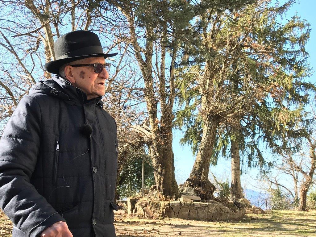 Don Franco Cencioni di fronte alla sede estiva dell'ex seminario di Roccatederighi