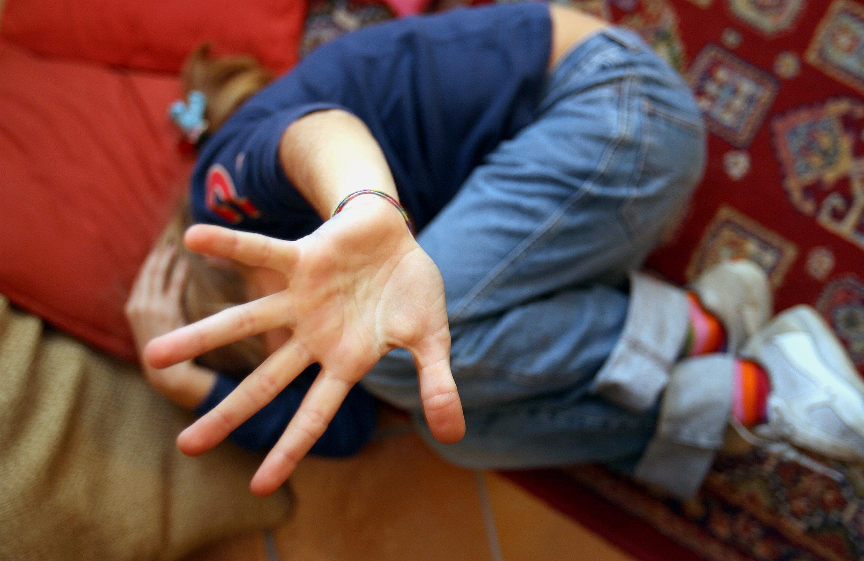 Bimbo segregato in casa in Gallura, ai domiciliari la zia
