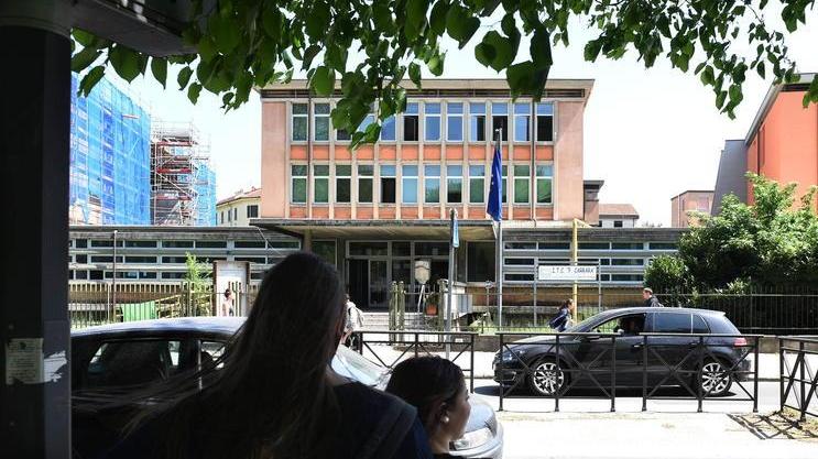 La fermata del bus davanti all’Itc: qui è avvenuta la lite fra i due ragazzi (foto d’archivio)