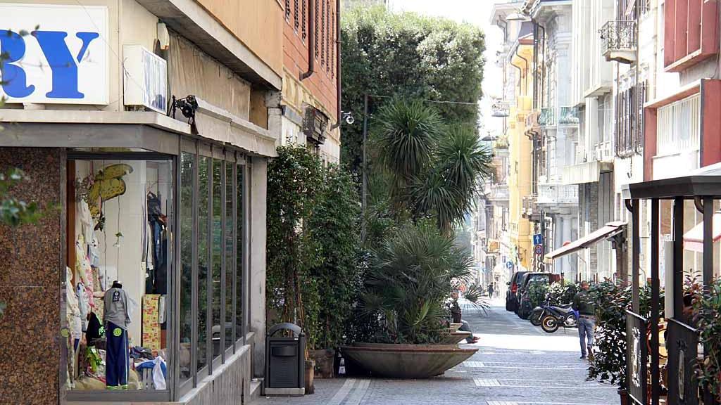 Carrara, un tratto di via Roma deserta