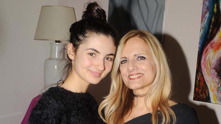 Insolia va avanti a Sanremo, la mamma: «Che gioia quell'abbraccio con mio marito»