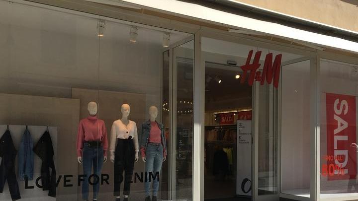 La vetrina di H&M in corso Carducci a Grosseto