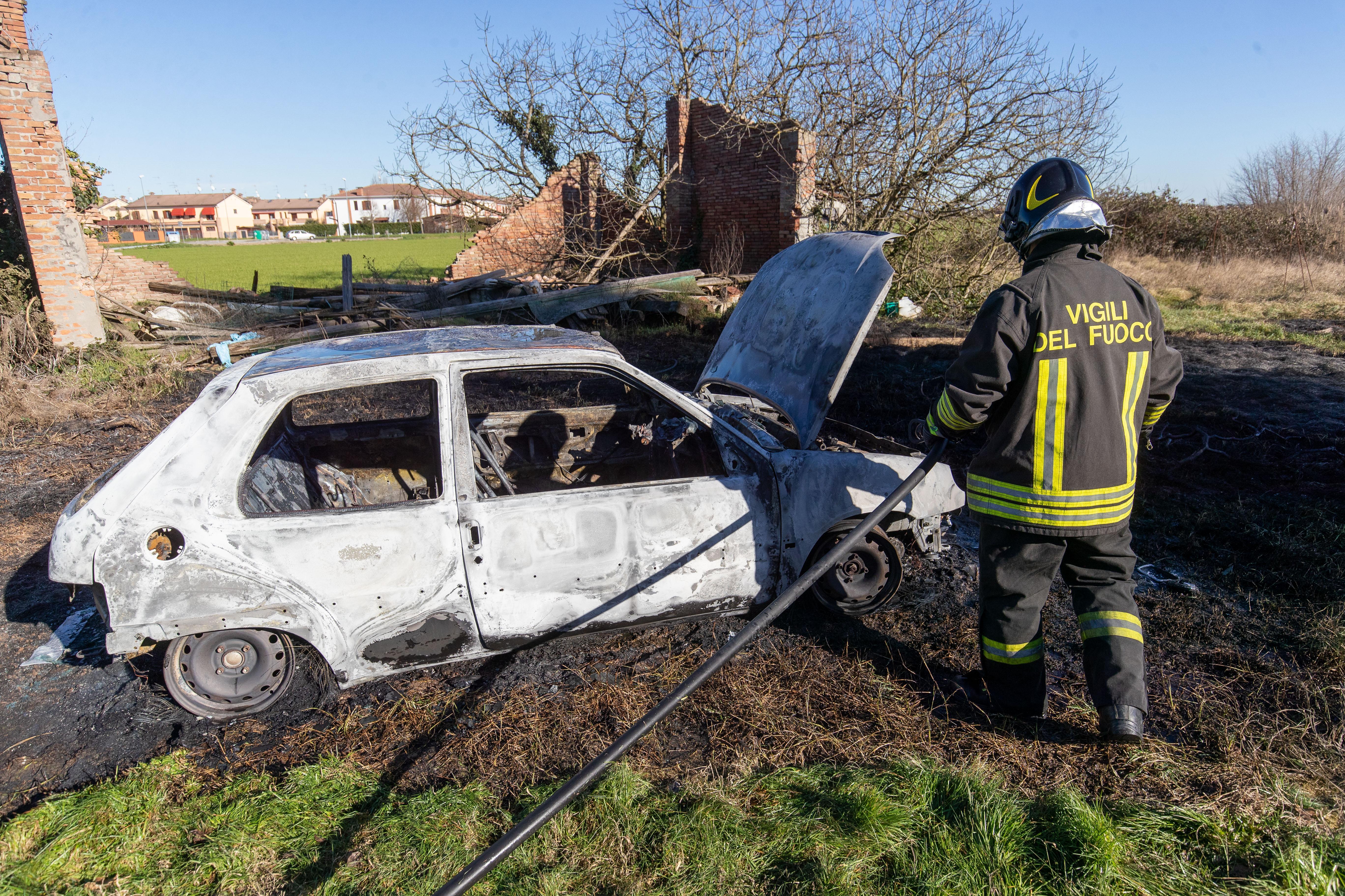 Auto a fuoco a Boara, si indaga per incendio doloso