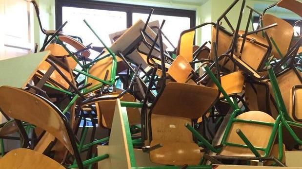 La barriera di banchi e sedie costruita dagli occupanti