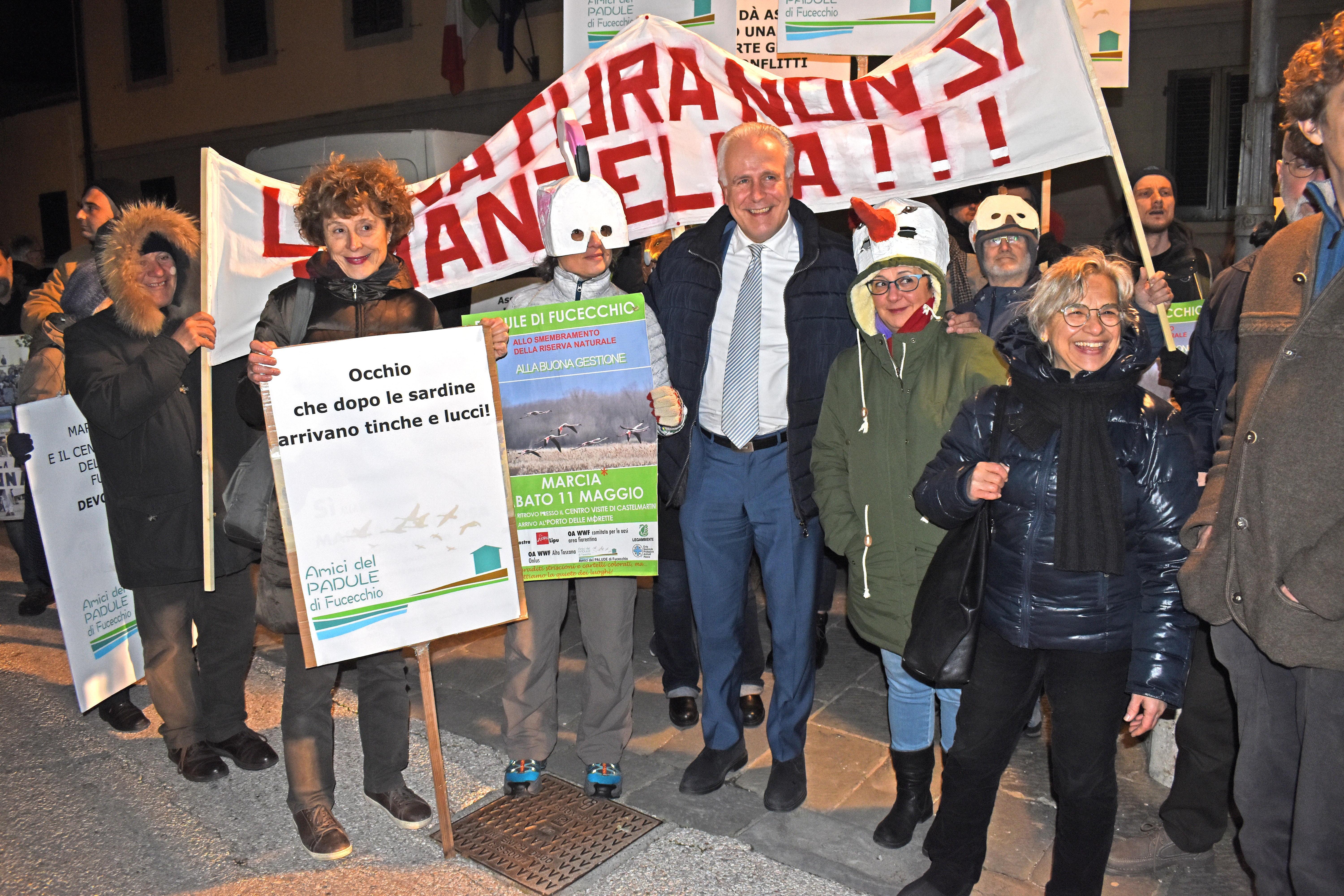 Il sit-in degli ambientalisti in occasione della visita di Eugenio Giani candidato alla presidenza della Regione Toscana (foto Lorenzo Gori)