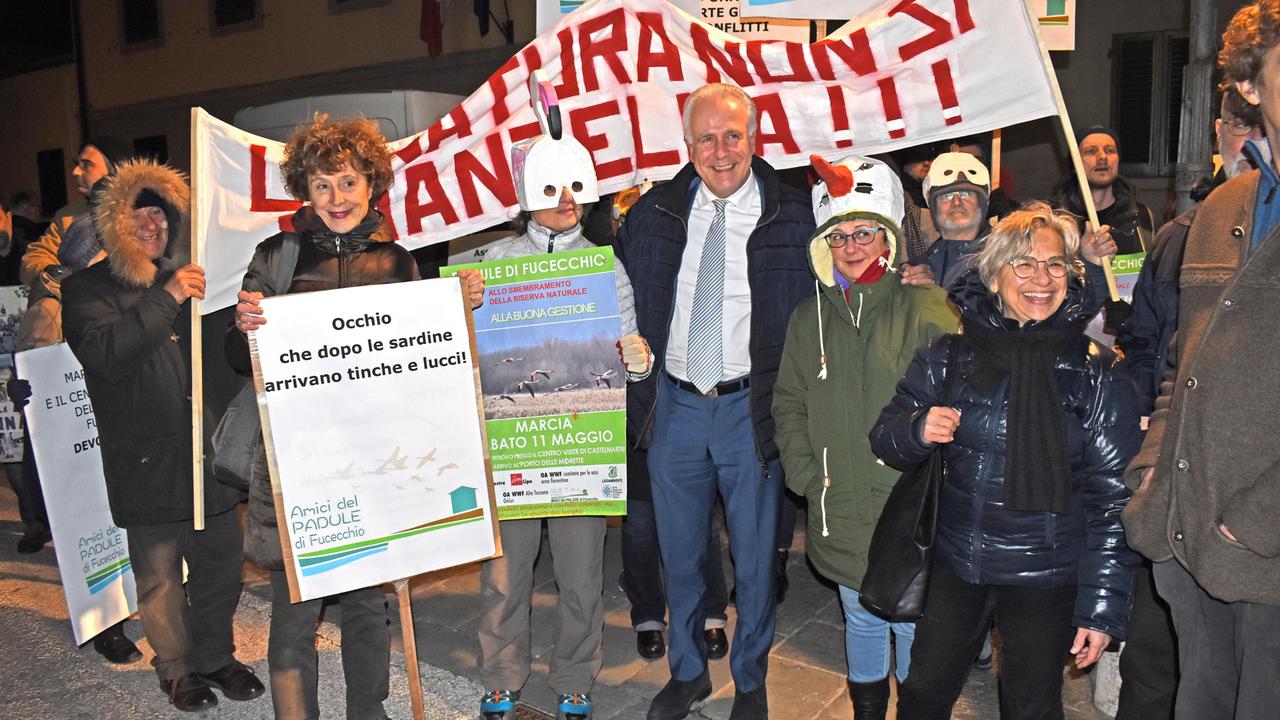 Il sit-in degli ambientalisti in occasione della visita di Eugenio Giani candidato alla presidenza della Regione Toscana (foto Lorenzo Gori)