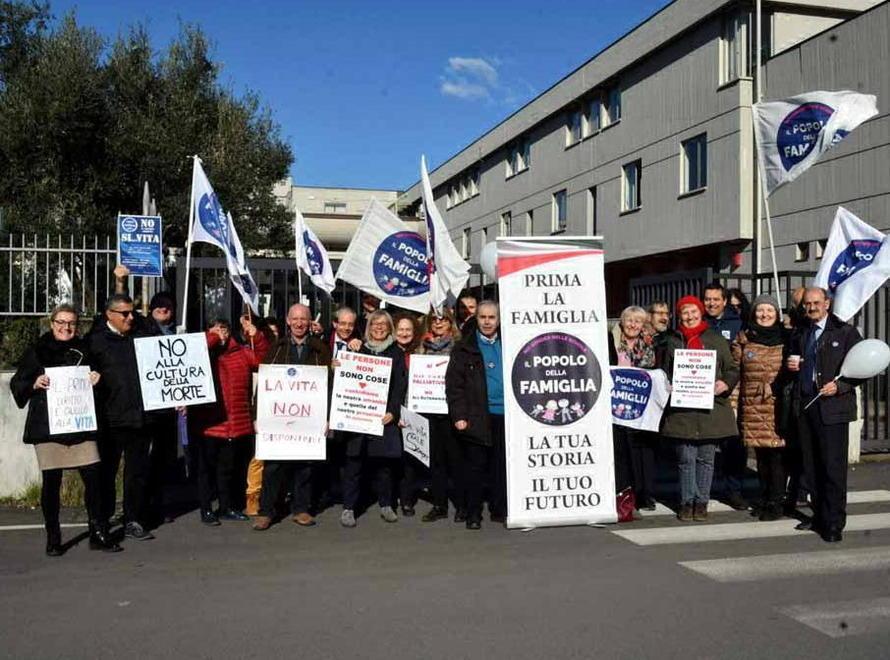 La manifestazione davanti al tribunale di Massa