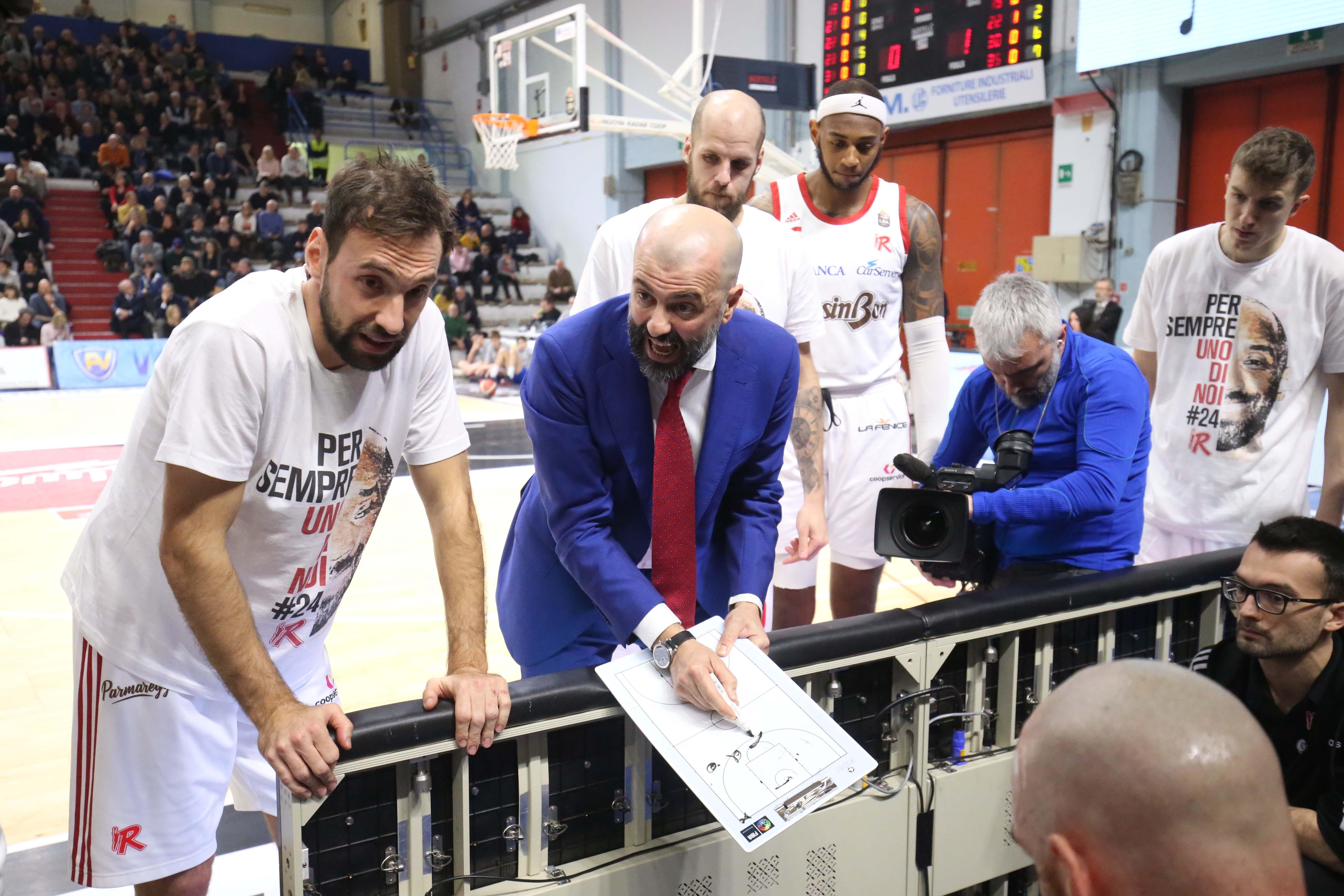 Il tecnico Maurizio Buscaglia durante un time out