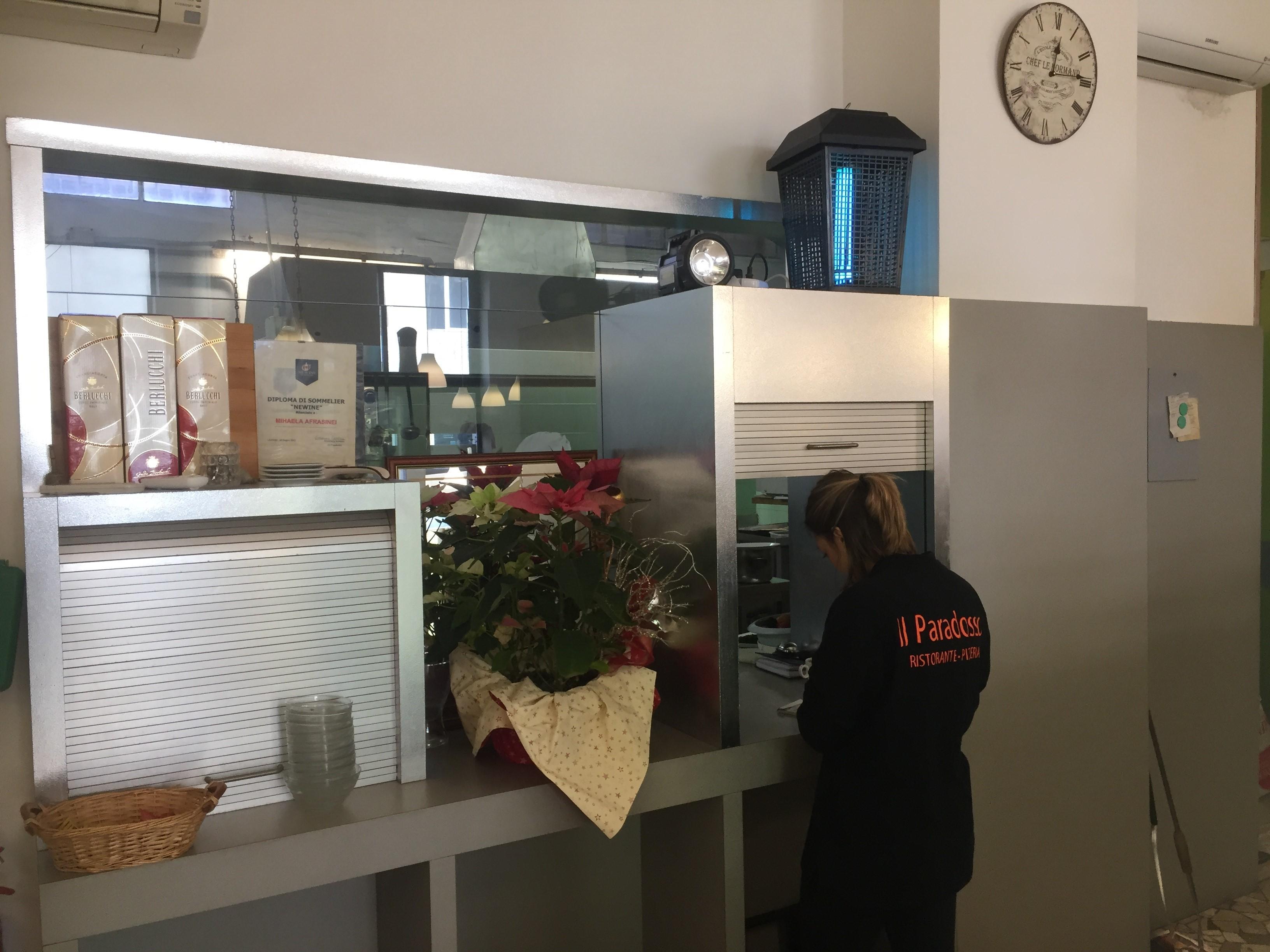 Una cameriera de "Il Paradosso" impegnata al lavoro