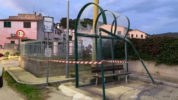 Alberi caduti e strade chiuse Altri danni alla scuola Giusti