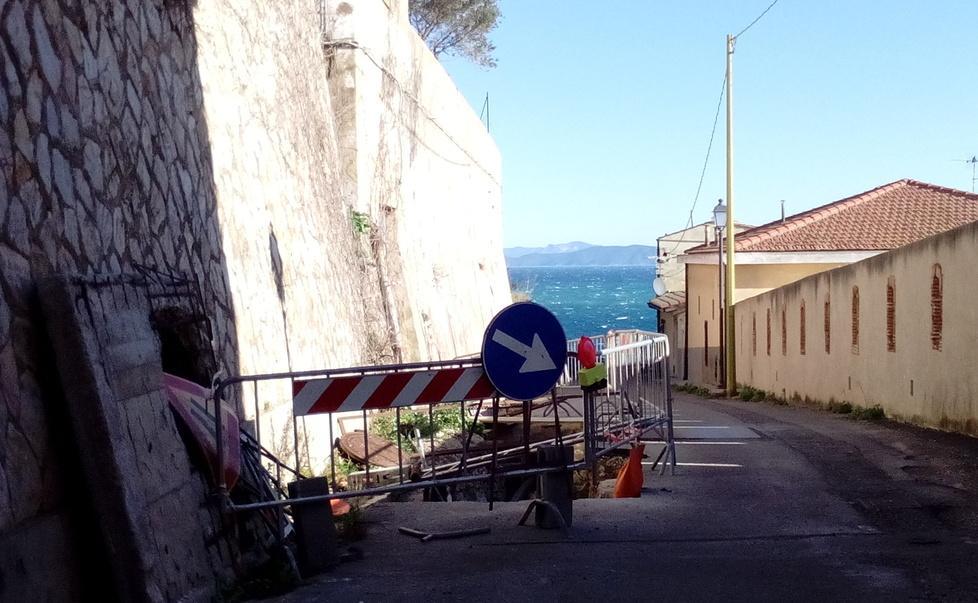 Lavori in strada dall’autunno Ora gli abitanti protestano