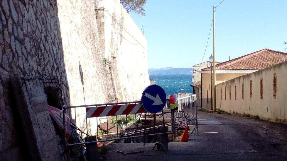 Lavori in strada dall’autunno Ora gli abitanti protestano