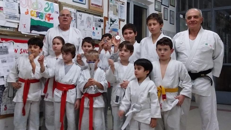 Sette ori e tre bronzi per i piccoli orbetellani sul tatami di Albinia