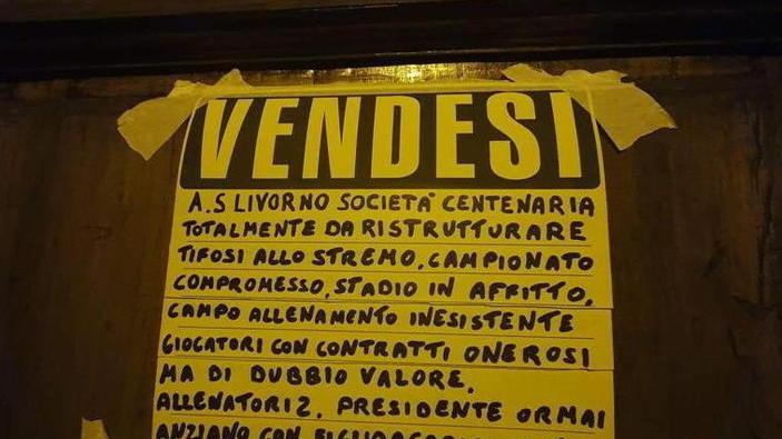E sulla porta della sede spunta un cartello con la scritta “vendesi”