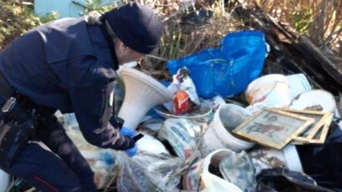 Gettano i rifiuti in strada con i documenti intestati Multati quattro livornesi