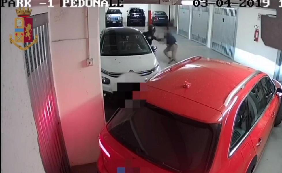 Fu rapinato dell’orologio: arrestati i due banditi inchiodati dalle impronte 