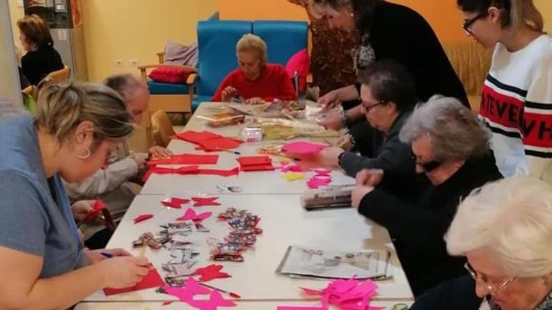 Anziani creano accessori da scarti «Aiutiamo gli animali australiani»