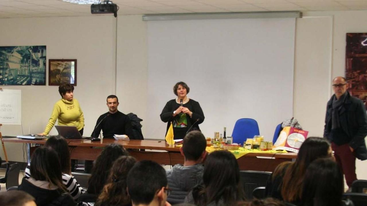 Studenti a lezione per mettere a fuoco i segreti del pecorino