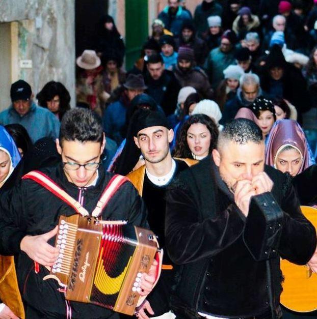 Le note del carnevale riempiono vie e piazze 