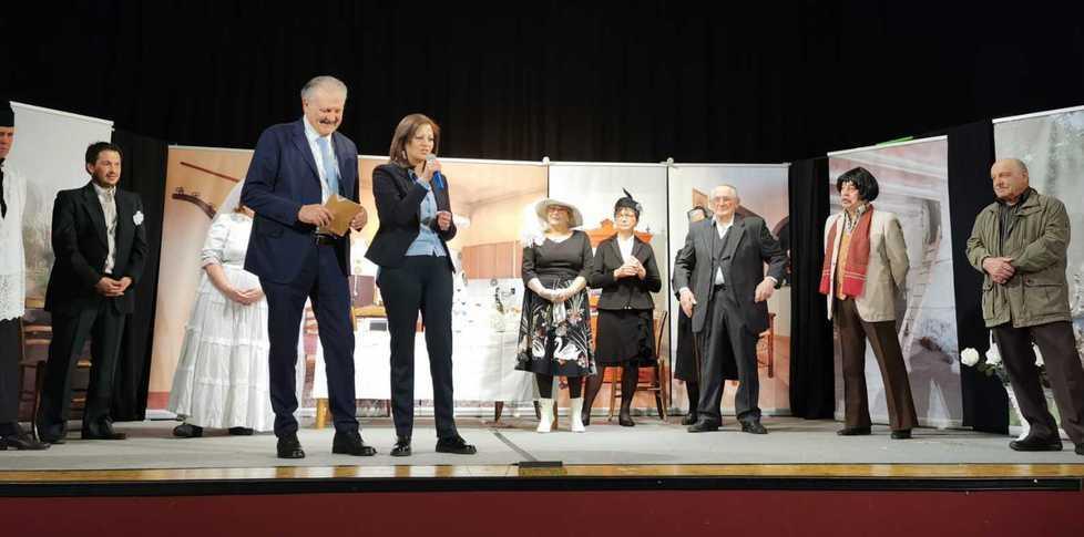 Spalti pieni a teatro per aiutare i bimbi poveri dell’Africa