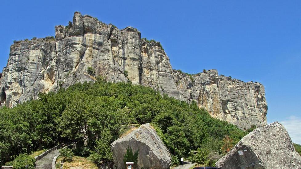 Il parcheggio sotto la Pietra ora diventa a pagamento