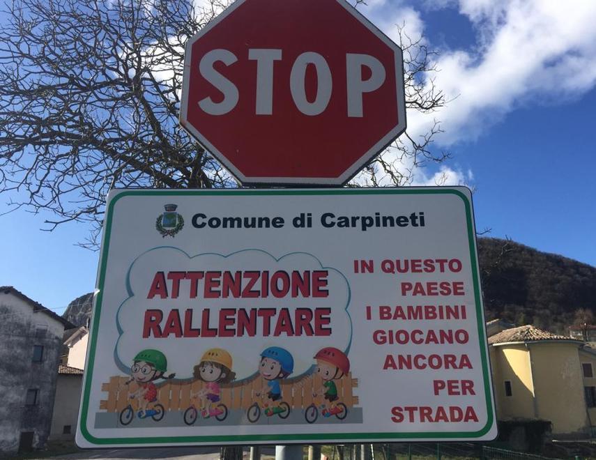 «I bambini giocano per strada» Avviso all’ingresso di Valestra
