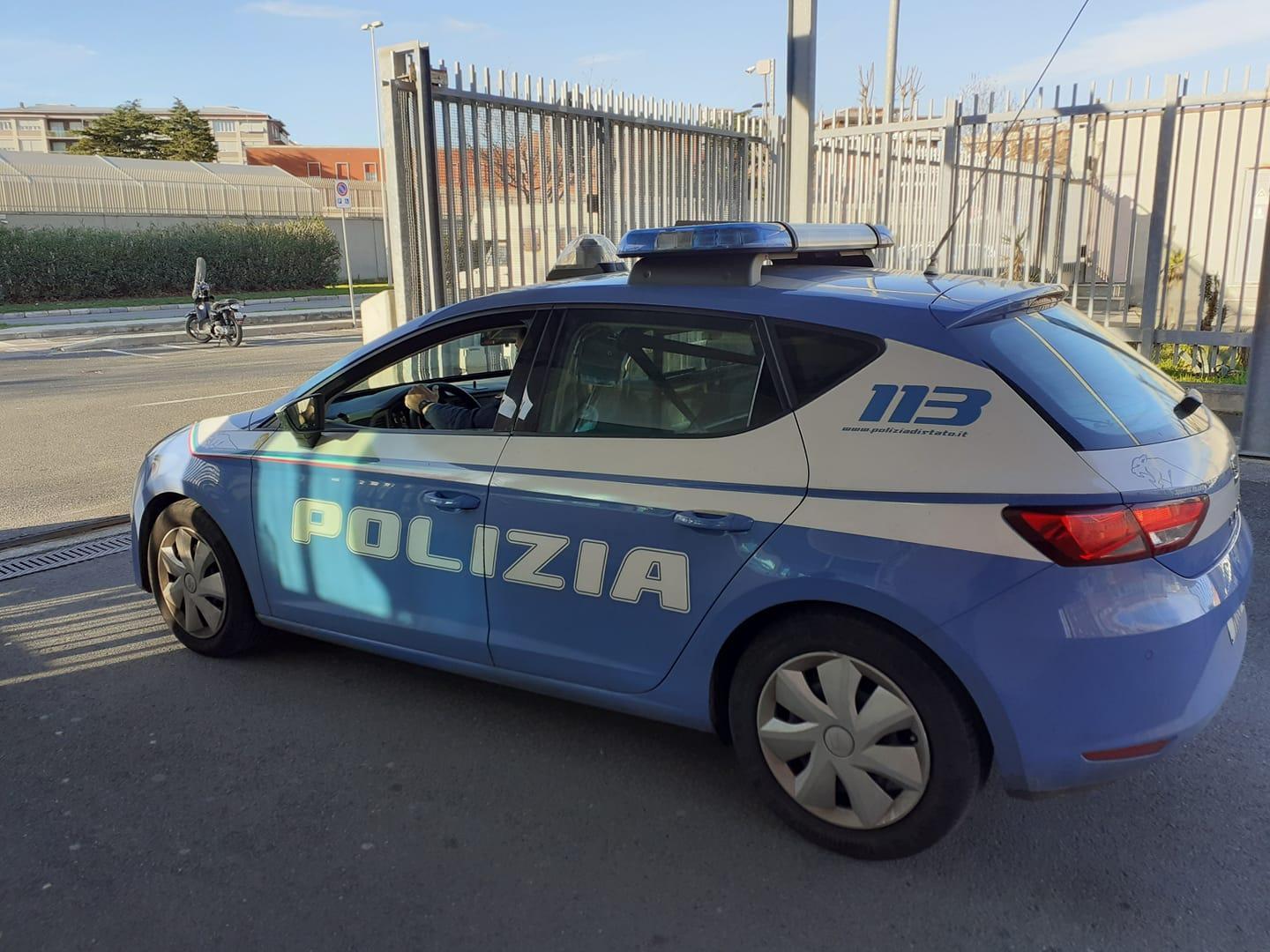Una volante in uscita dal parcheggio di viale Boccaccio