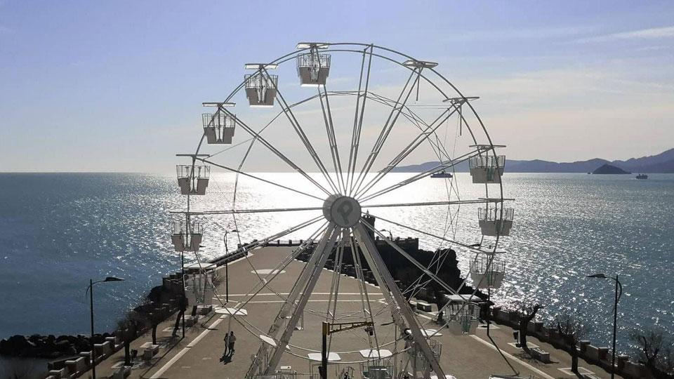 S’inaugura la ruota panoramica in piazza Bovio 